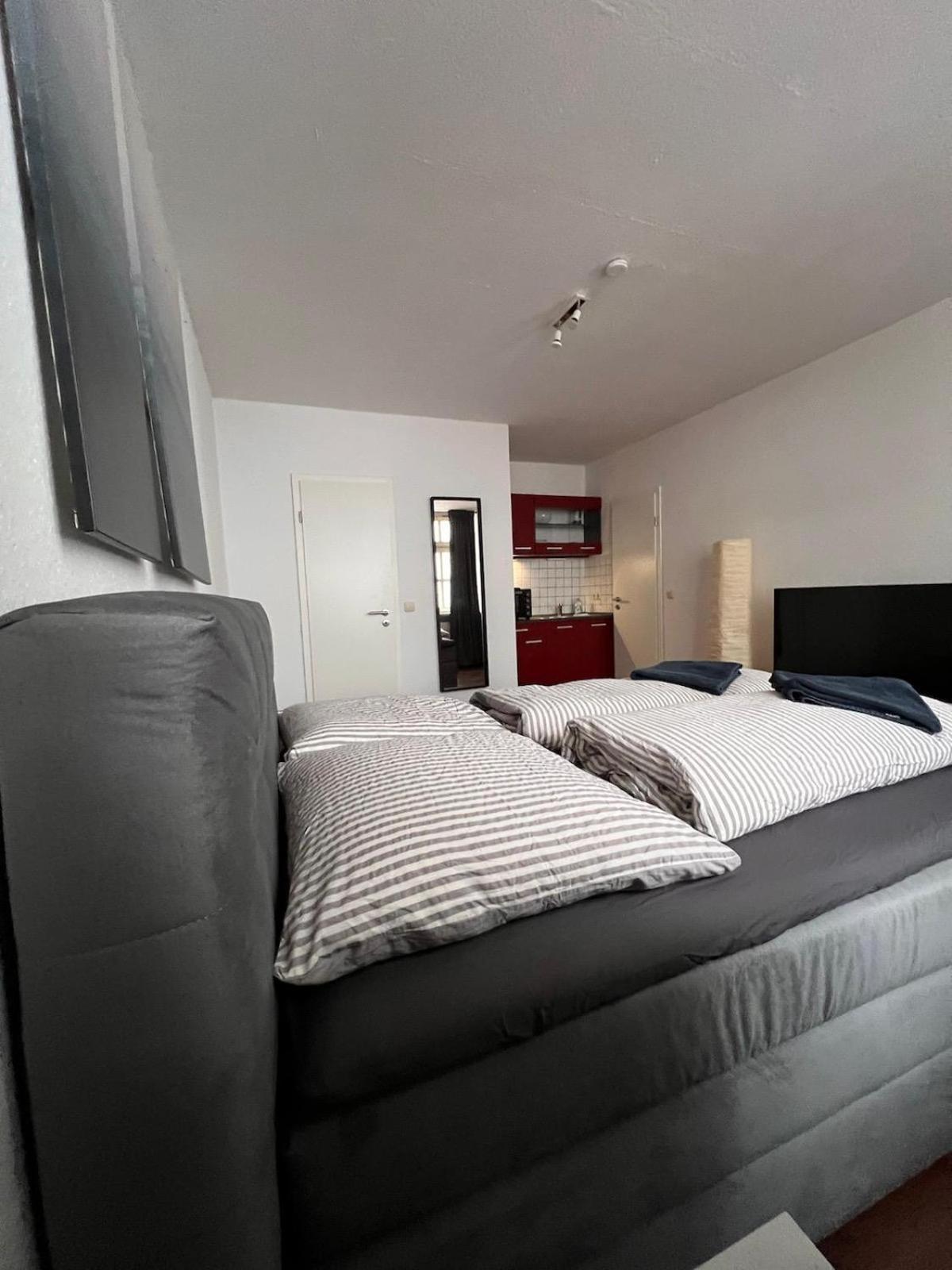 1,2,3 Apartment *