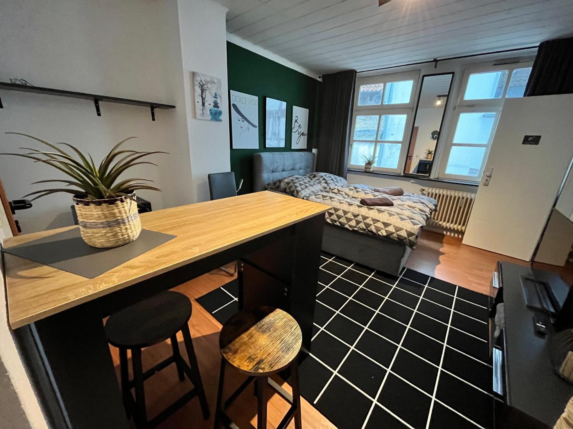 1,2,3 Apartment *